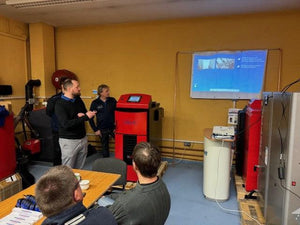 Indoor-Trainingseinheit mit Attack SLX Combi 25 kW Holz- und Pelletkessel