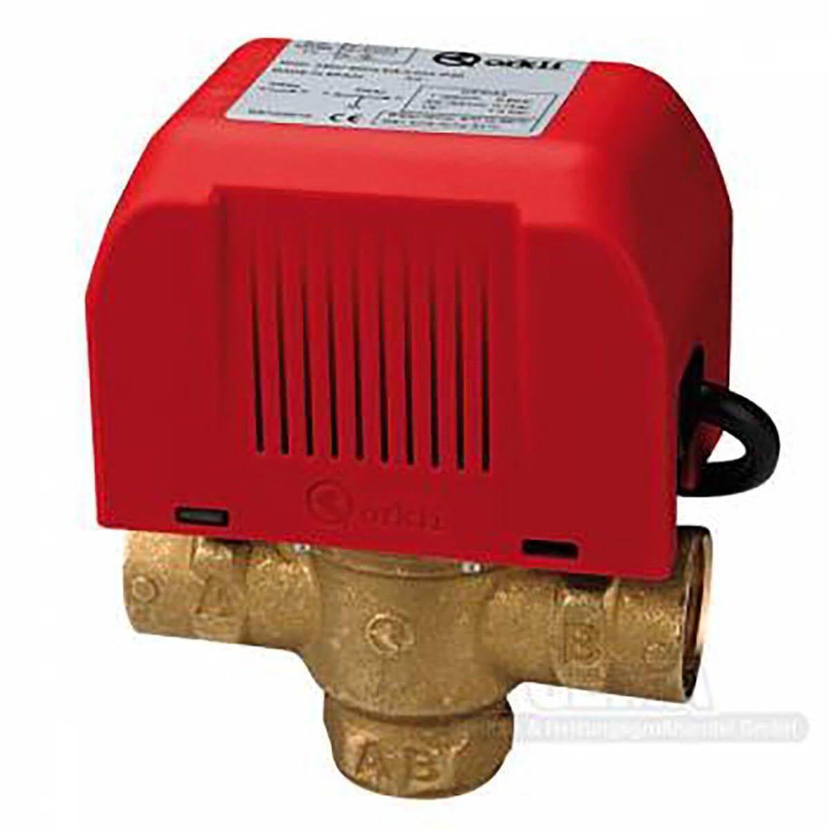 Roter elektrischer Stellmotor an einem Messing 3-Wegeventil mit Endlagen-Schalter