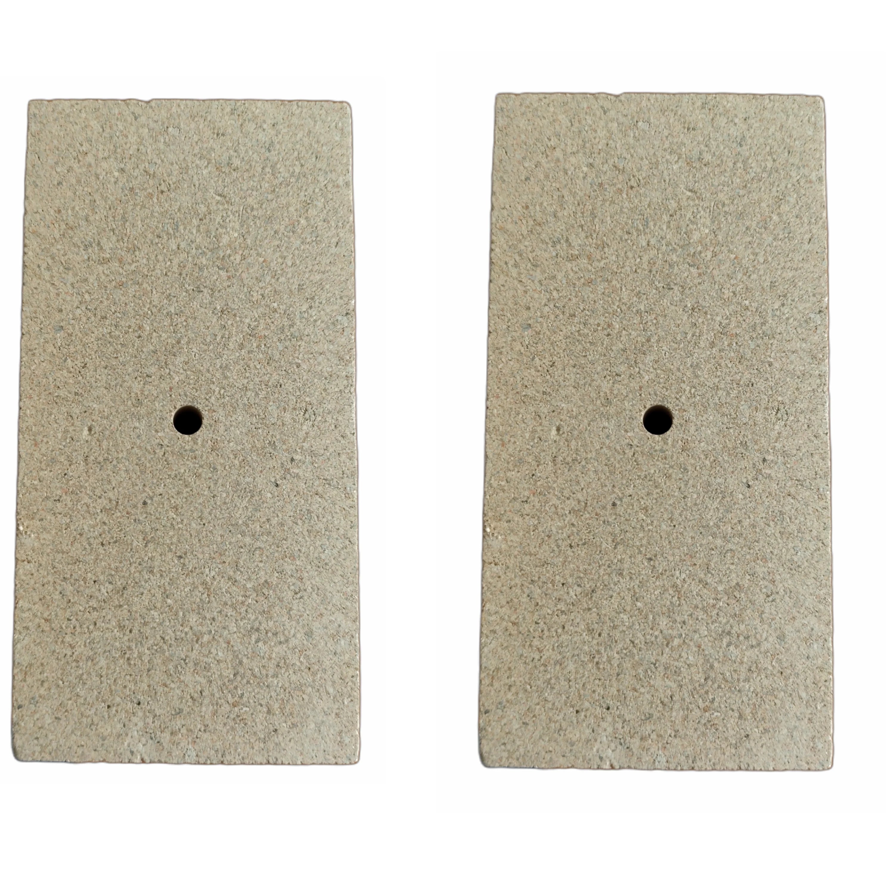 Zwei identische rechteckige beige Schamottsteine mit mittigem Loch für Schamottset Attack Combi Pellet 25 kW