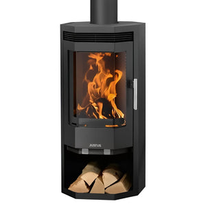 Kaminofen Justus Usedom 5 mit sichtbaren Flammen, Holzlager und externer Zuluft