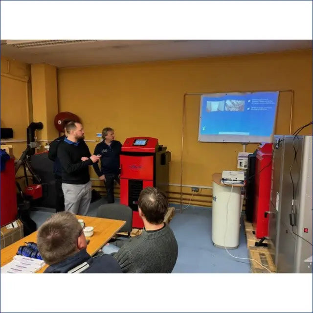 Rote und schwarze Heizungsanlage im Produkt Attack SLX Kombi 30 kW Holz- und Pelletkessel
