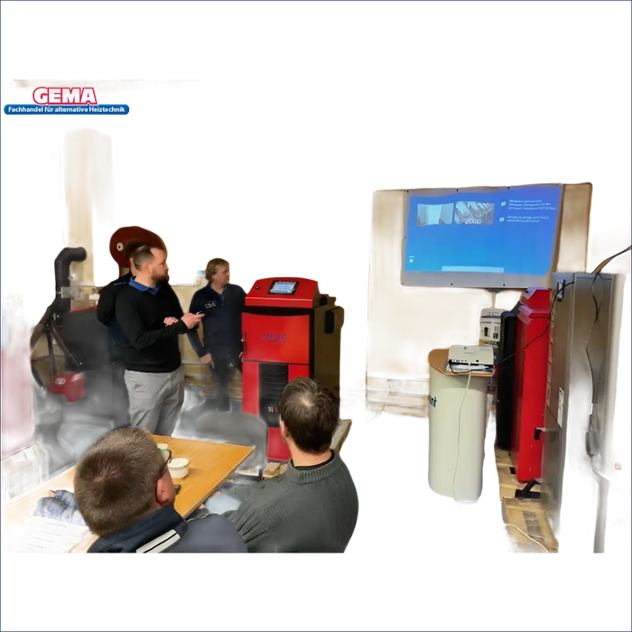 Innenpräsentation mit roter Maschine des Attack SLX Kombikessels für Holz und Pellets 20 kW
