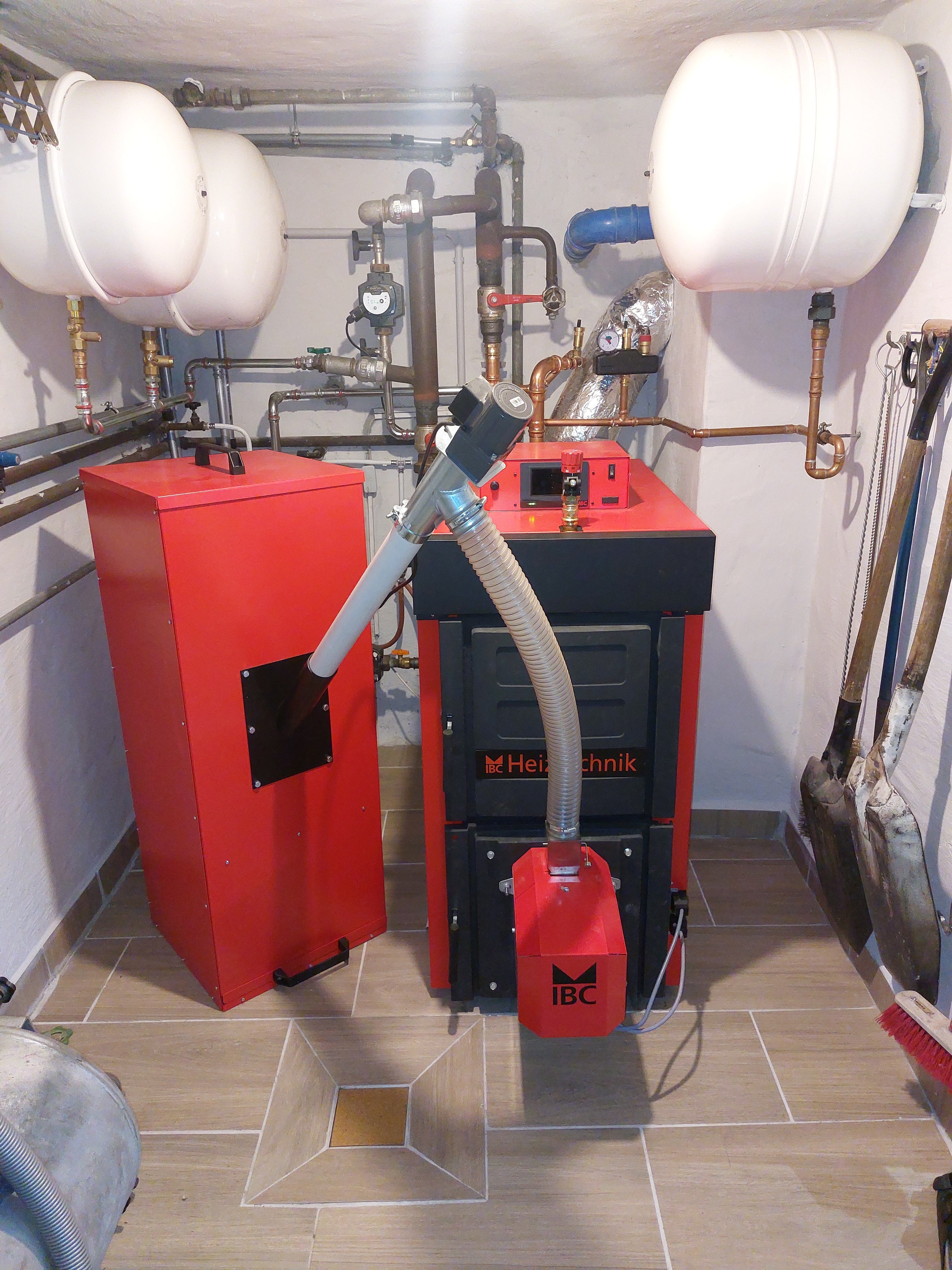 Robuster Gussheizkessel IBC Pelletheizung IBC GK8k-öko 32 kW in Rot und Schwarz