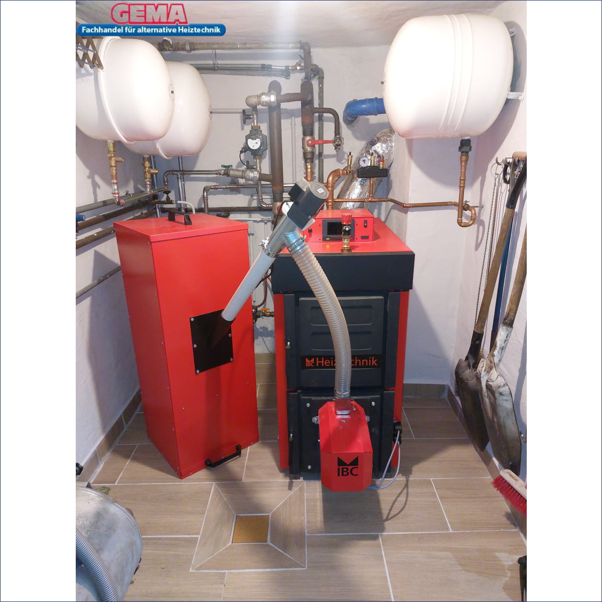 Robuster Gussheizkessel IBC Pelletheizung IBC GK8k-öko 32 kW in Rot und Schwarz